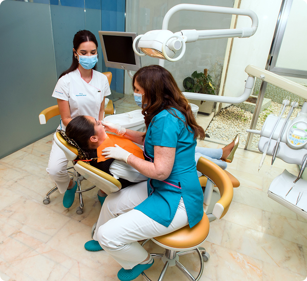 Realizando servicio dental en Centro Dental Palomeque en Jerez
