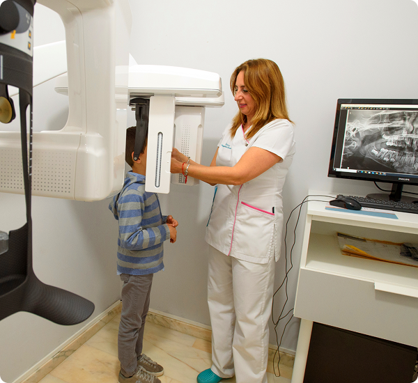 Realizando radiografia dental