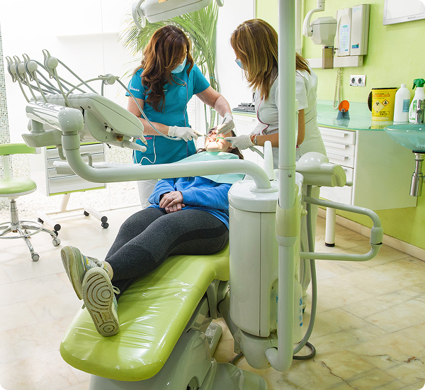 Limpieza bucodental a cliente en Jerez